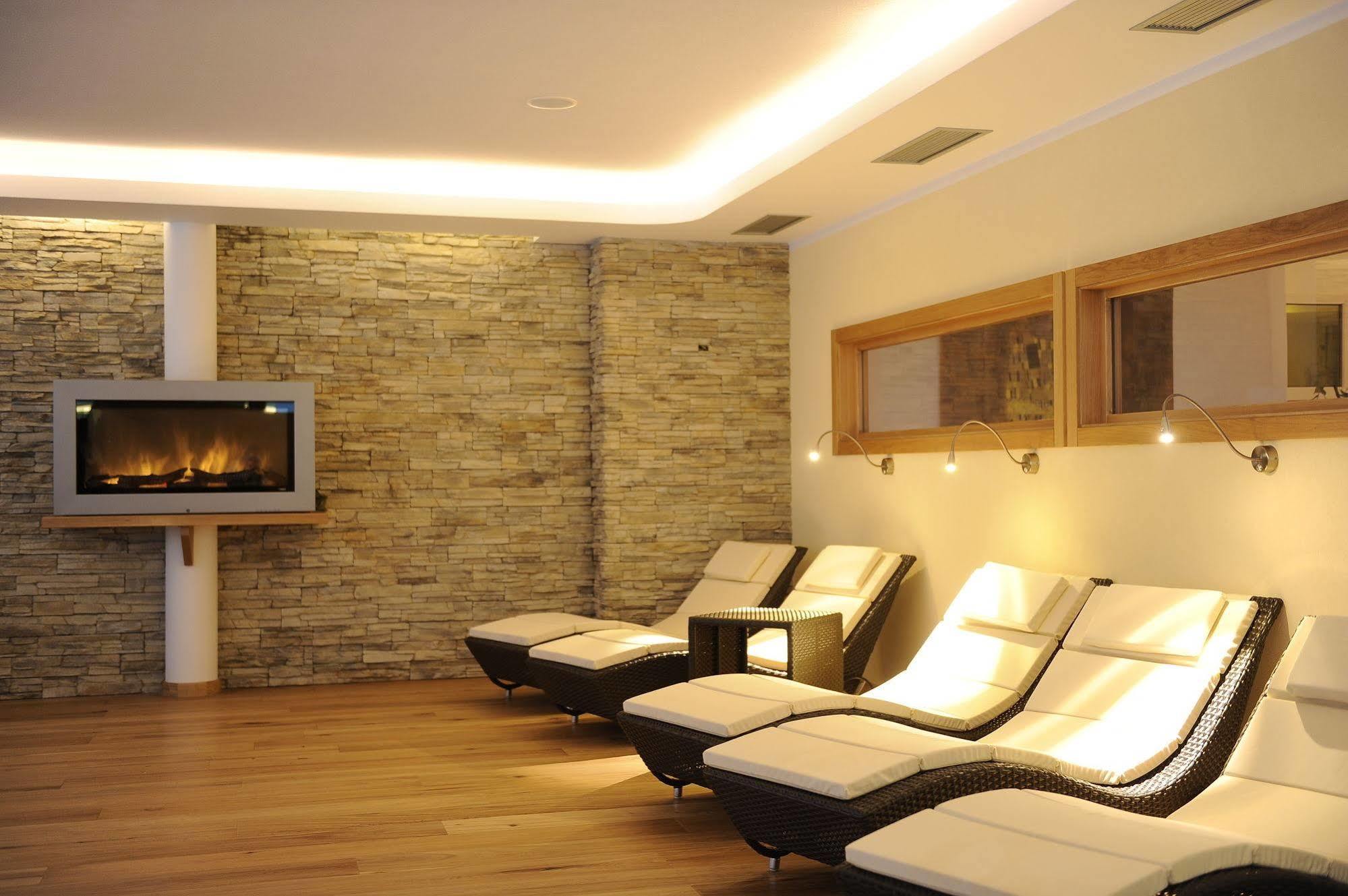 Alpholiday Dolomiti Wellness & Family Hotel ดิมาโร ภายนอก รูปภาพ
